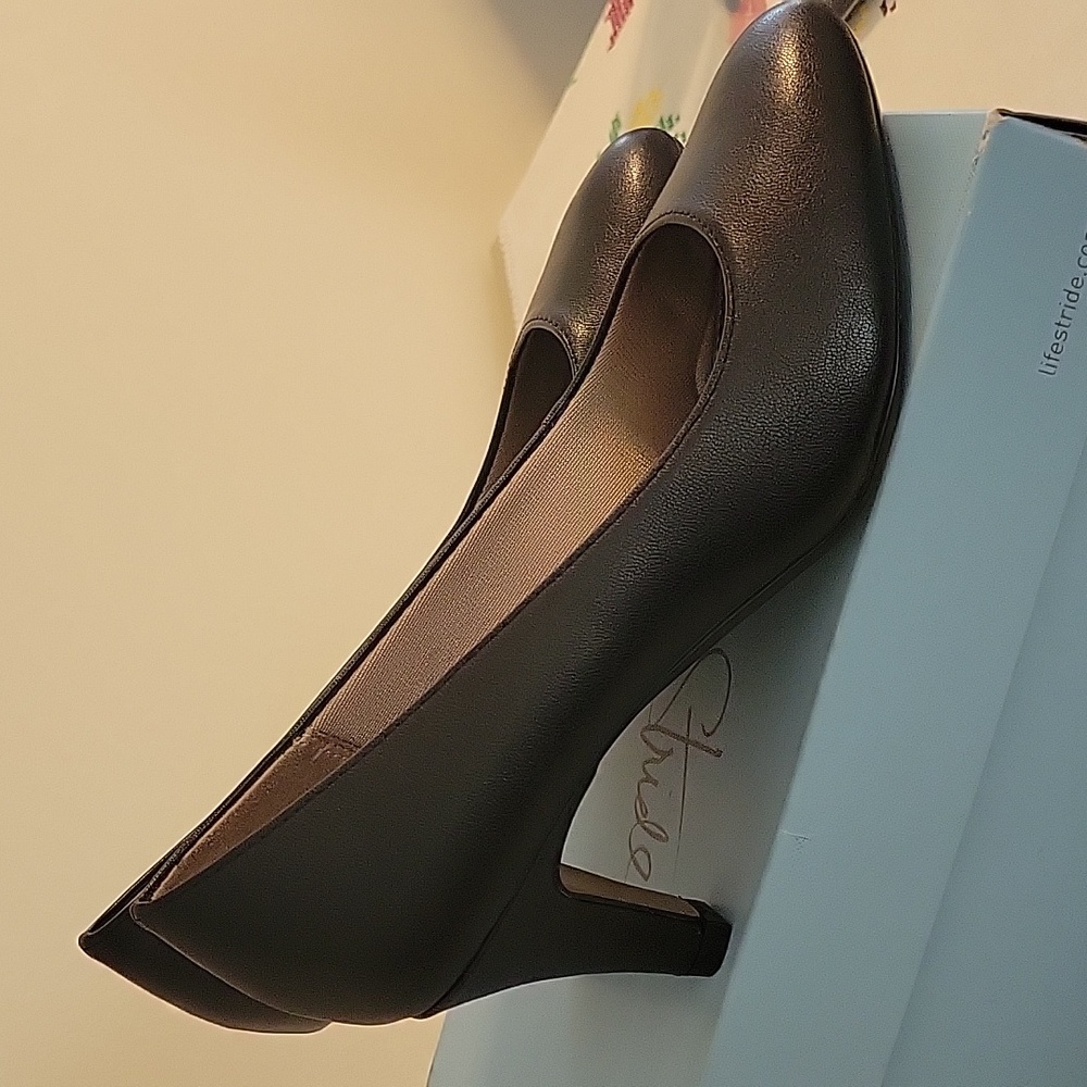 Life Stride Sable Victory Size 6.5